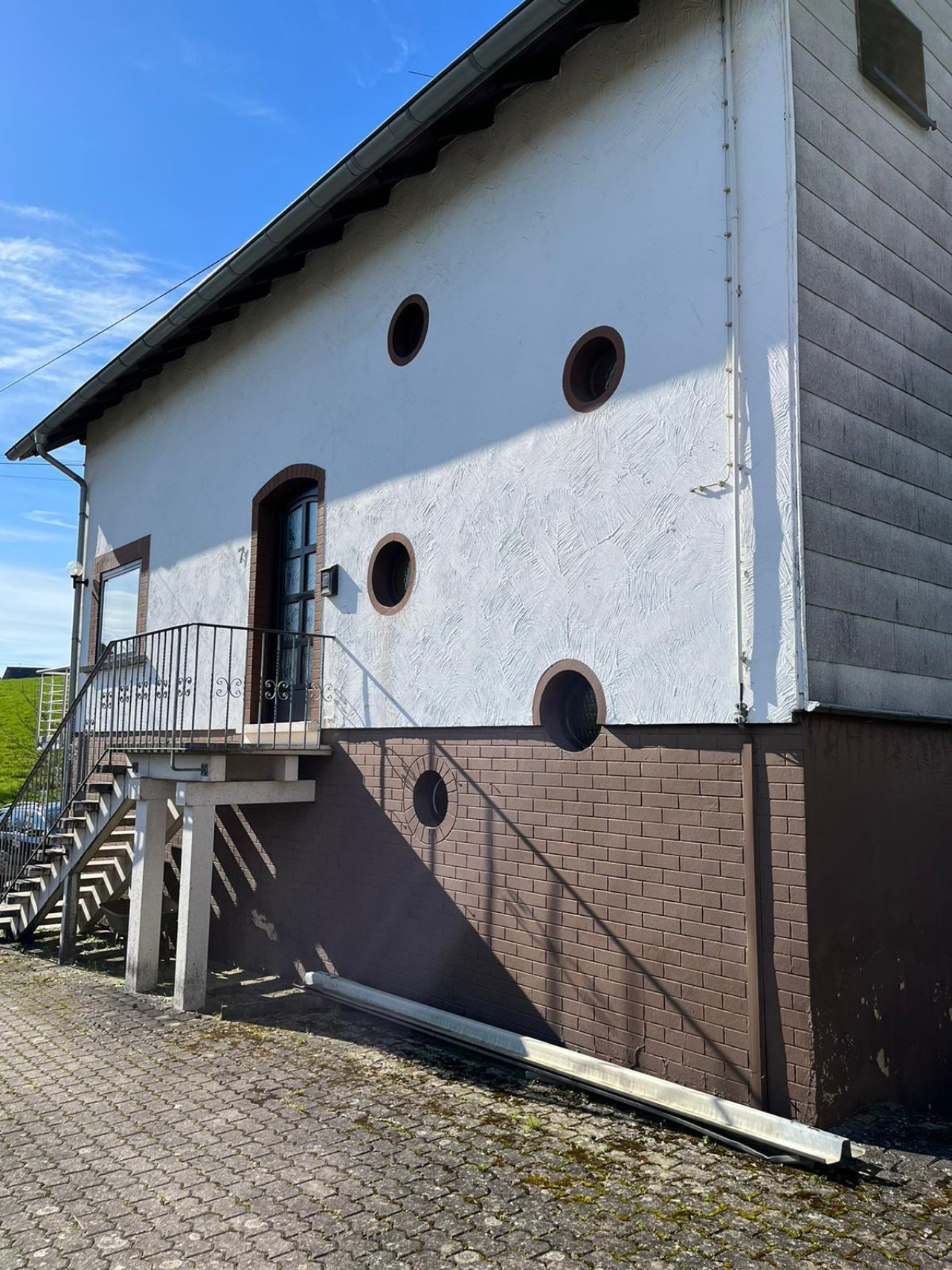 Seitenansicht mit Eingang
