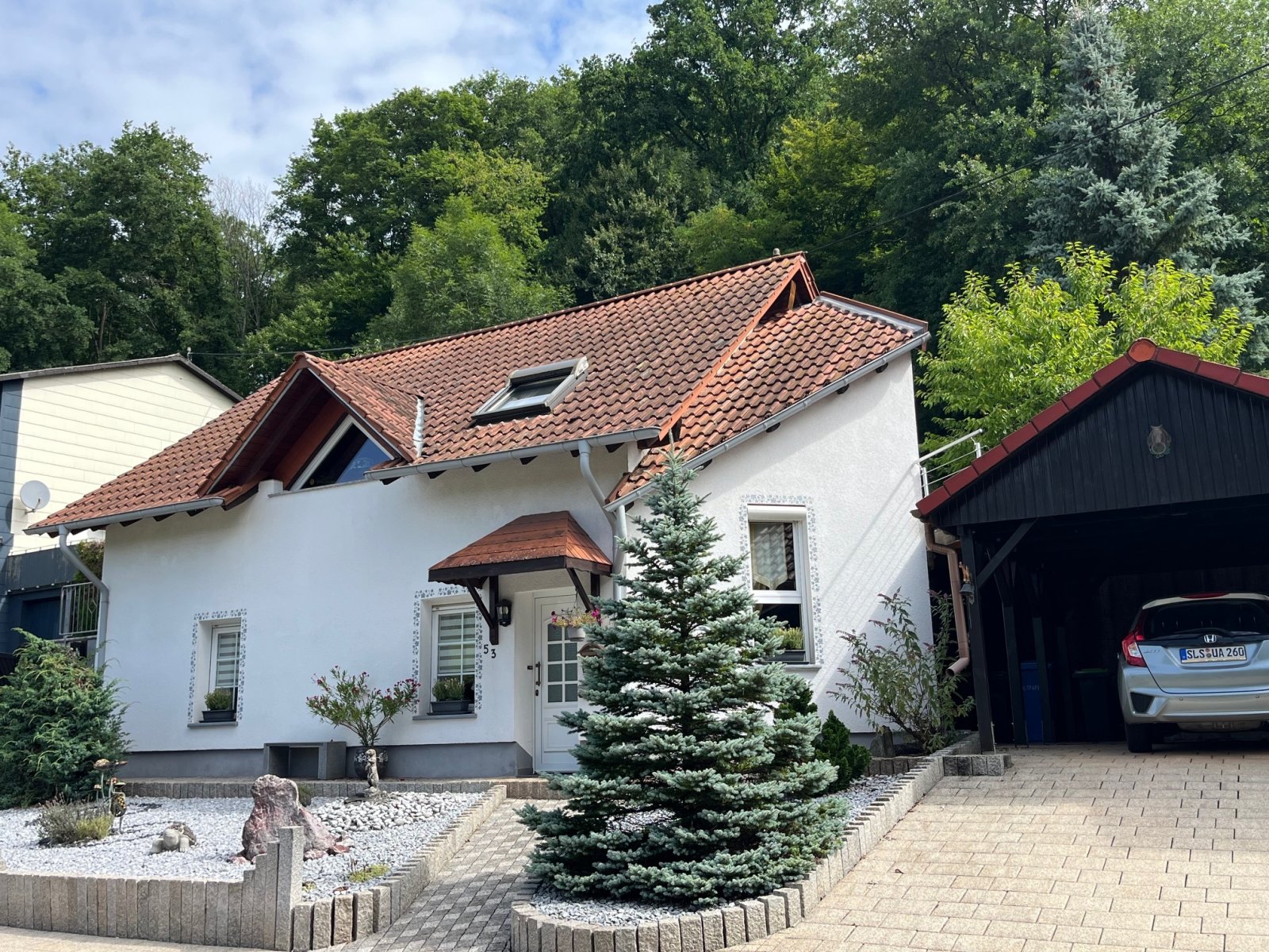 Front mit Carport Front mit Carport