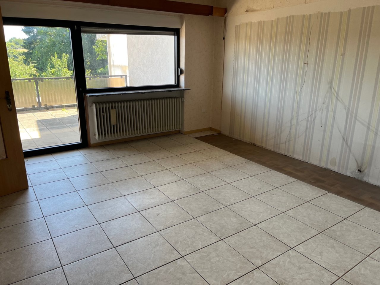 Wohnzimmer  mit Zugang Balkon EG