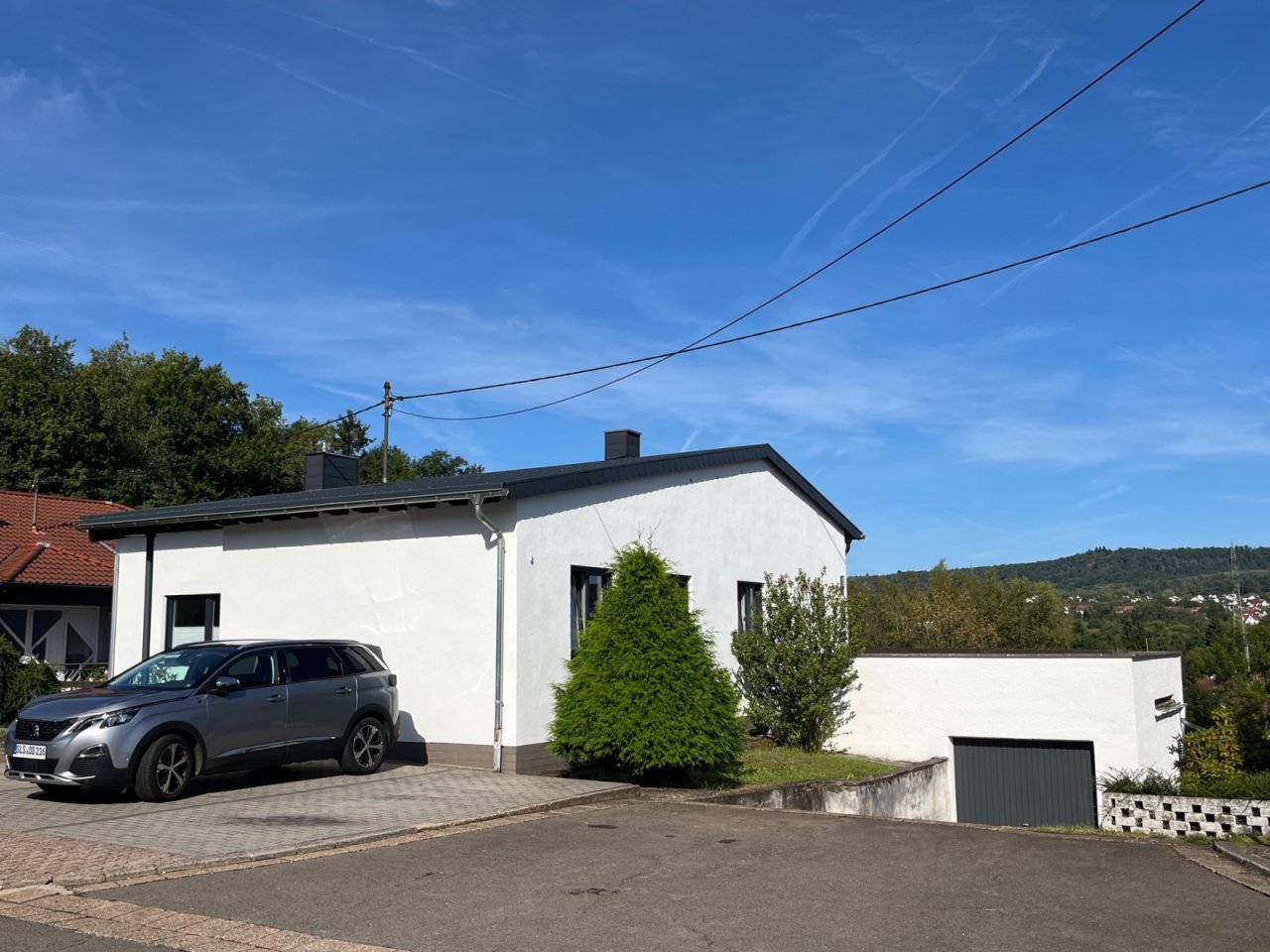 Aussenansicht mit Garage Aussenansicht mit Garage