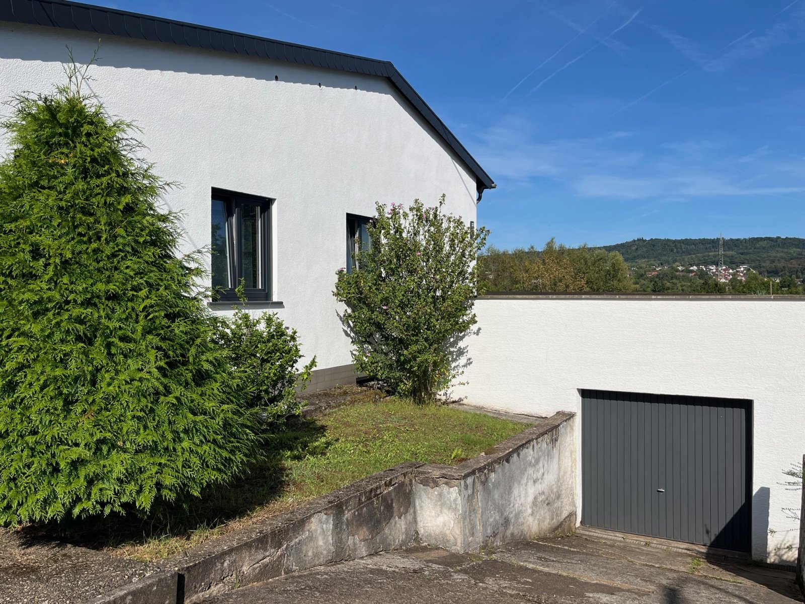 Seitenansicht mit Garage Seitenansicht mit Garage