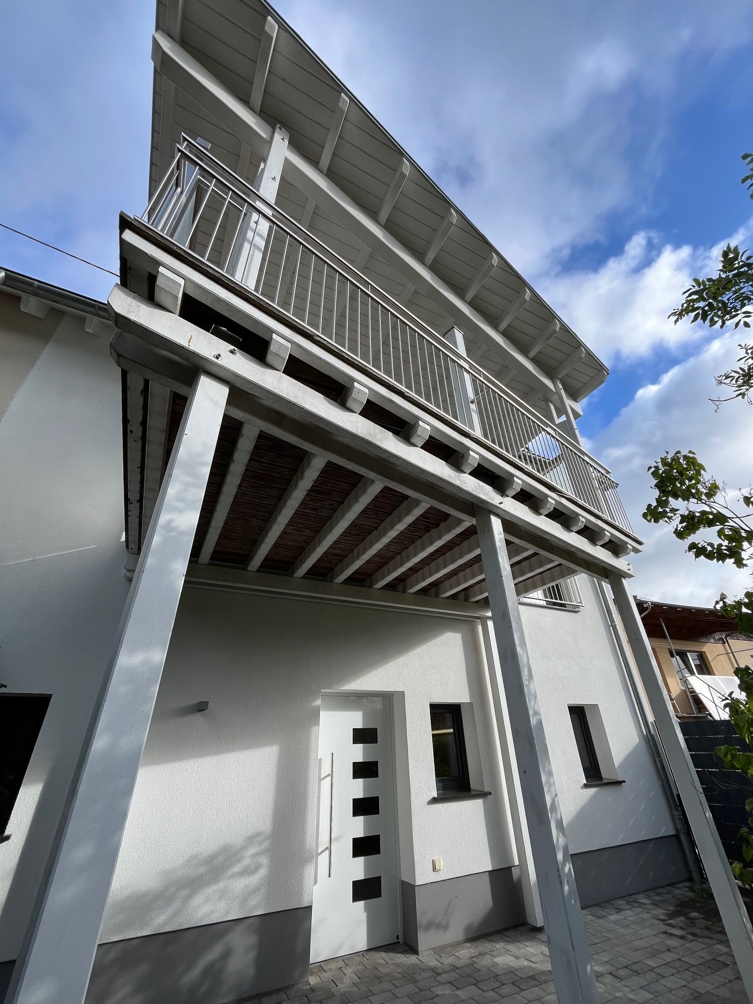 Rückansicht mit überdachtem Balkon Rückansicht mit überdachtem Balkon
