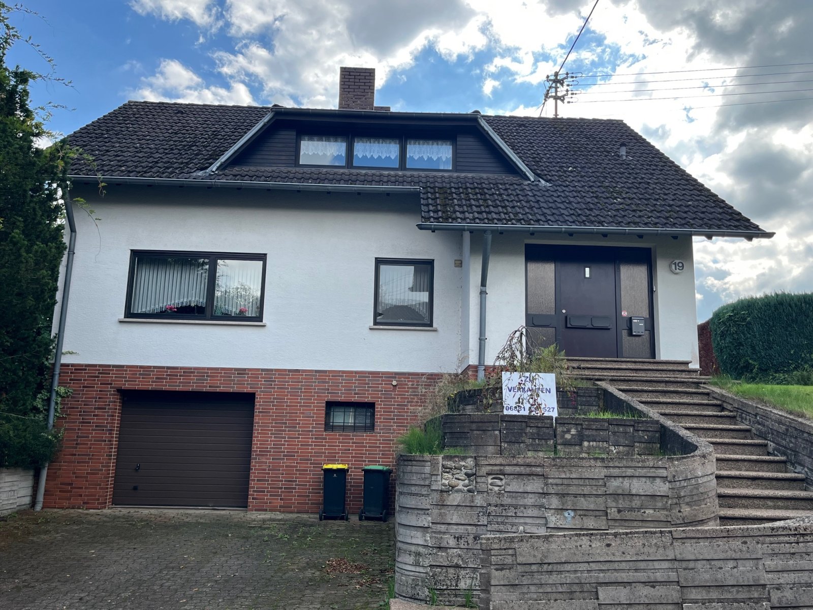 Front mit Garage Front mit Garage