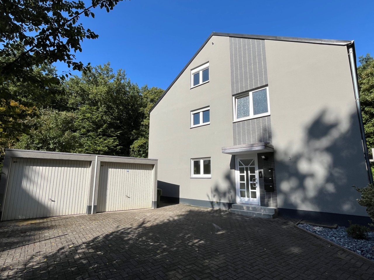 Seitenansicht mit Eingang