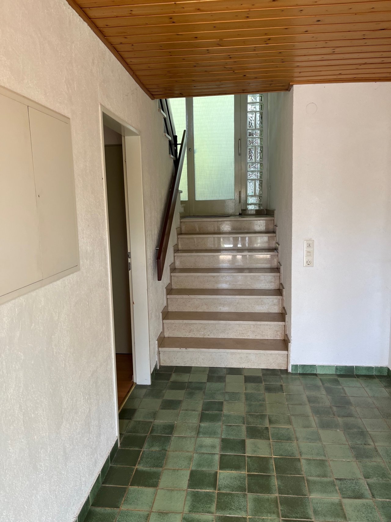 Flur EG mit Zuganag Einliegerwohnung