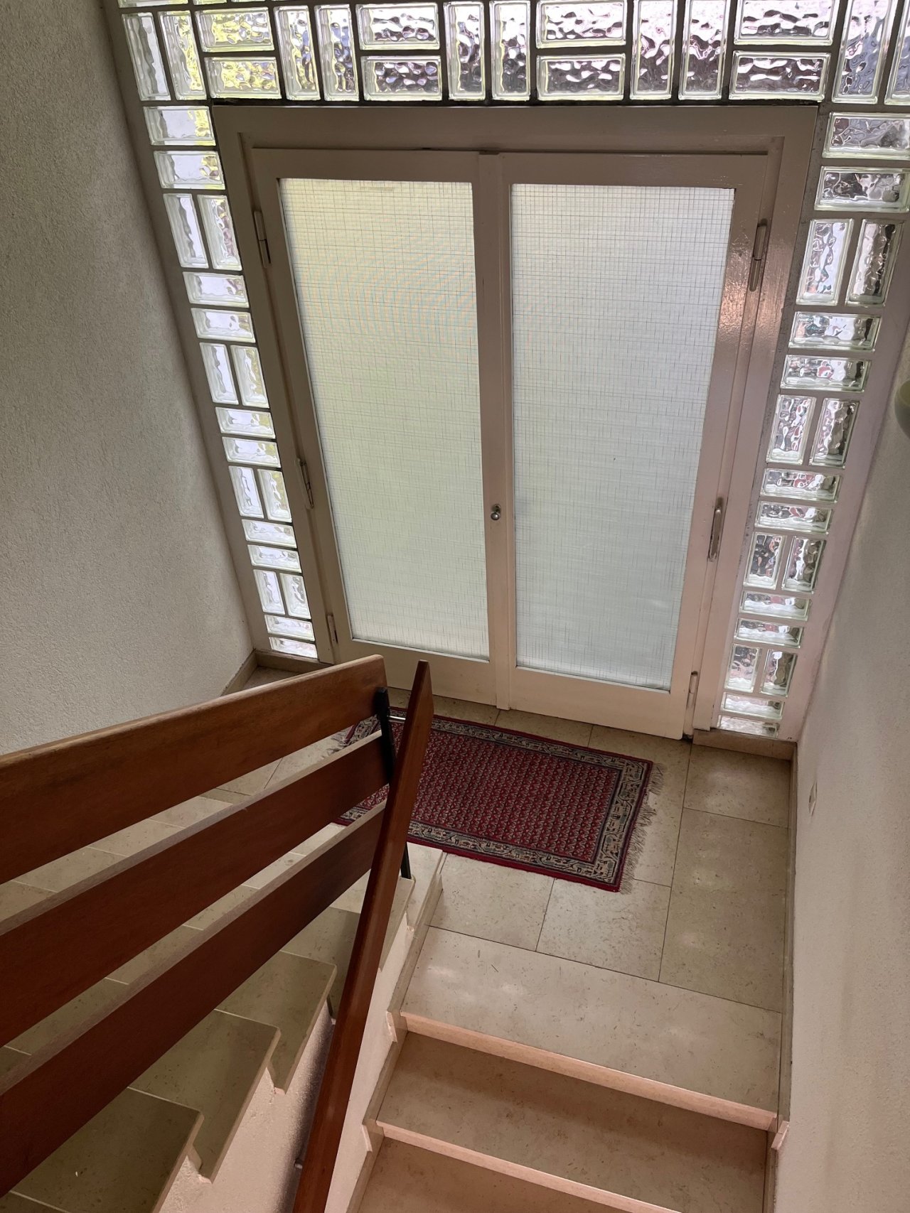 Treppenhaus zum OG mit Zugang Grundstück