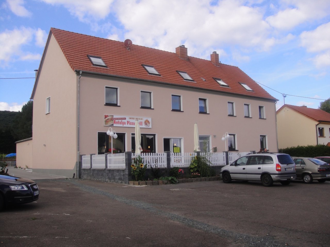 Front mit Parkplätzen