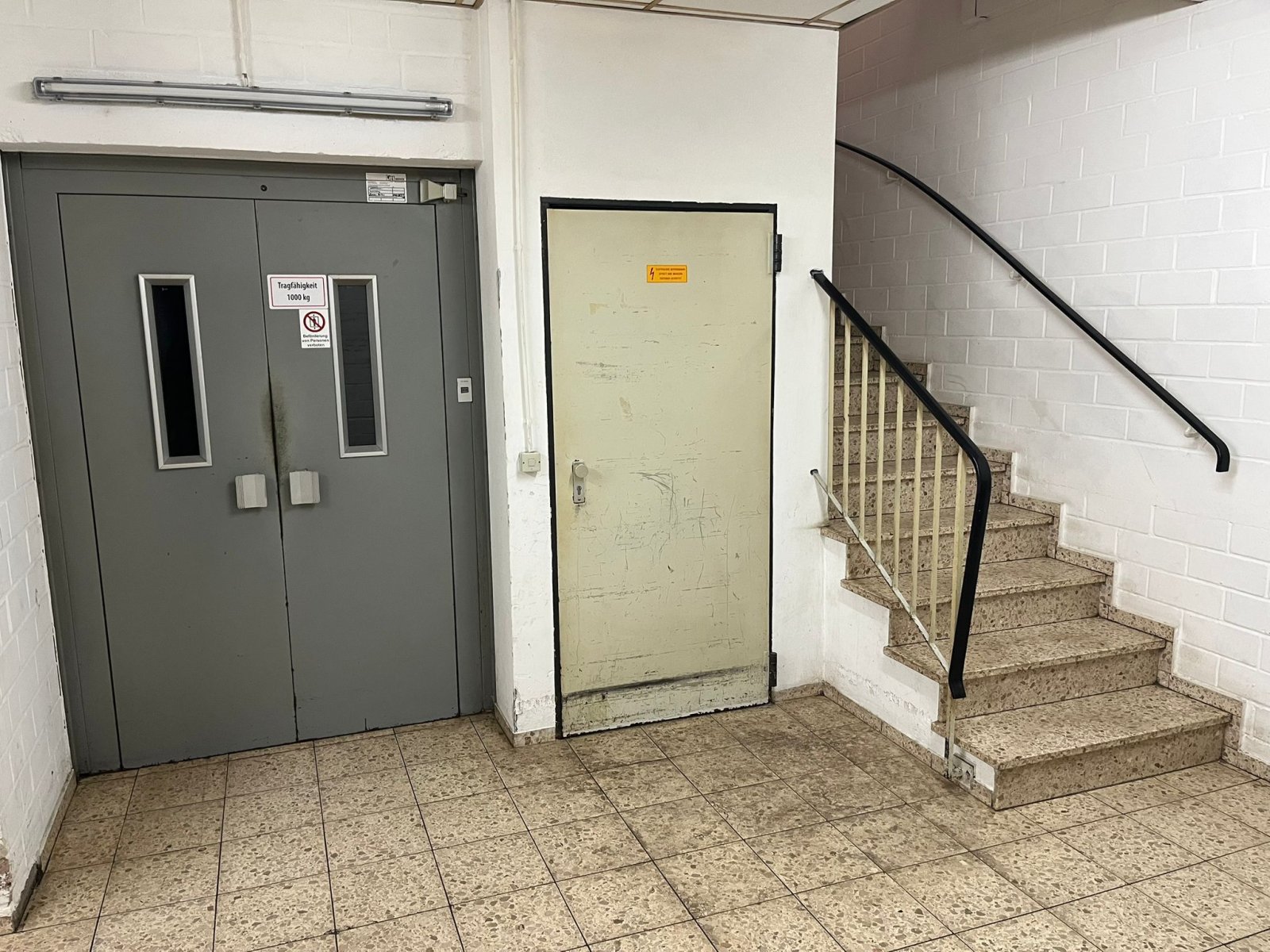 Flur UG mit Fahrstuhl