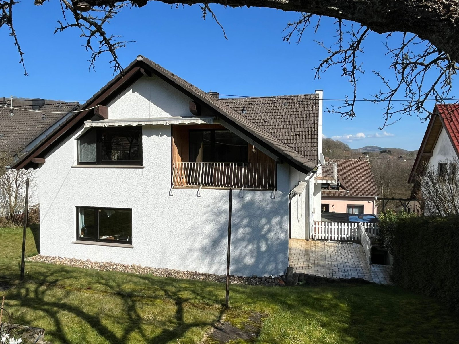 STEINBACH :  Großes 1 - 2 Familienhaus in ruhiger RANDLAGE wartet auf neue BEWOHNER ! ! 