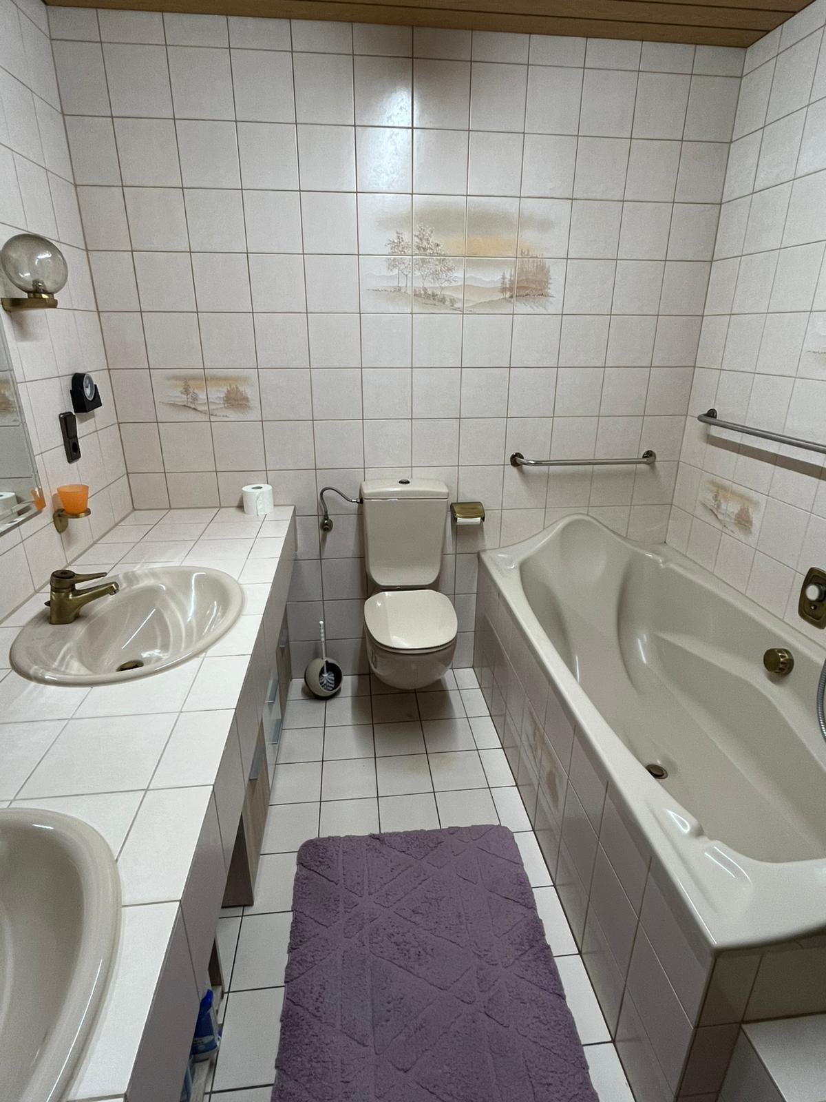 Bad mit Wanne und Dusche EG