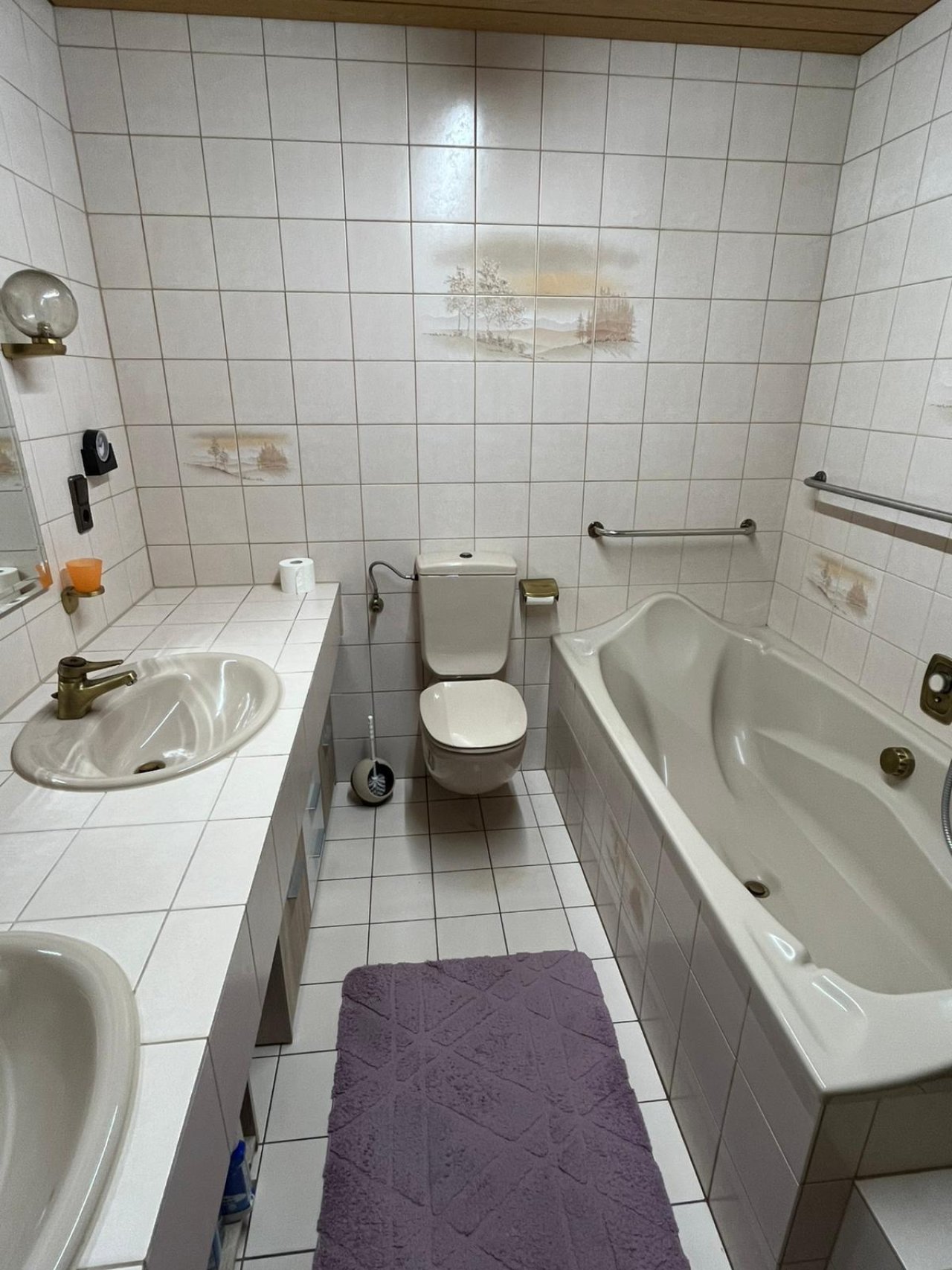 Bad mit Wanne und Dusche EG