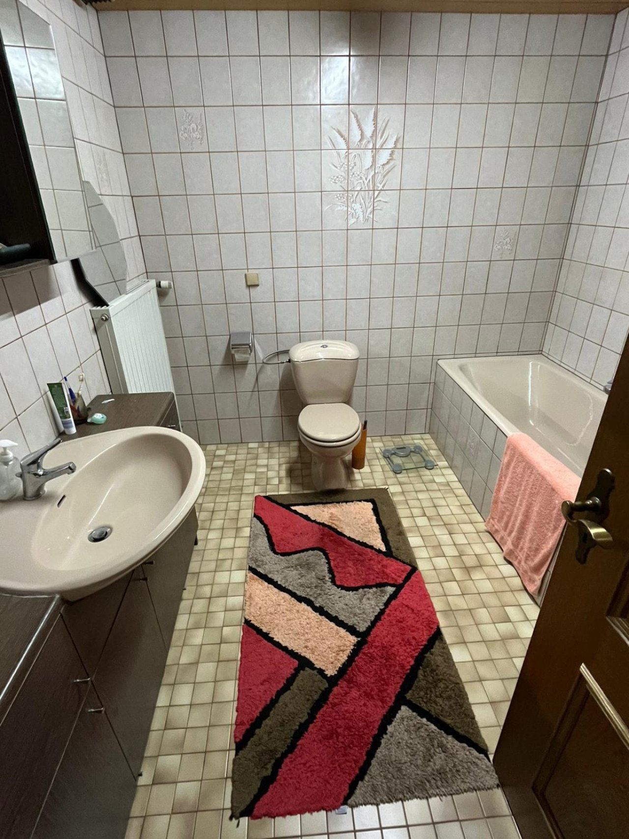 Bad mit Wanne und Dusche DG