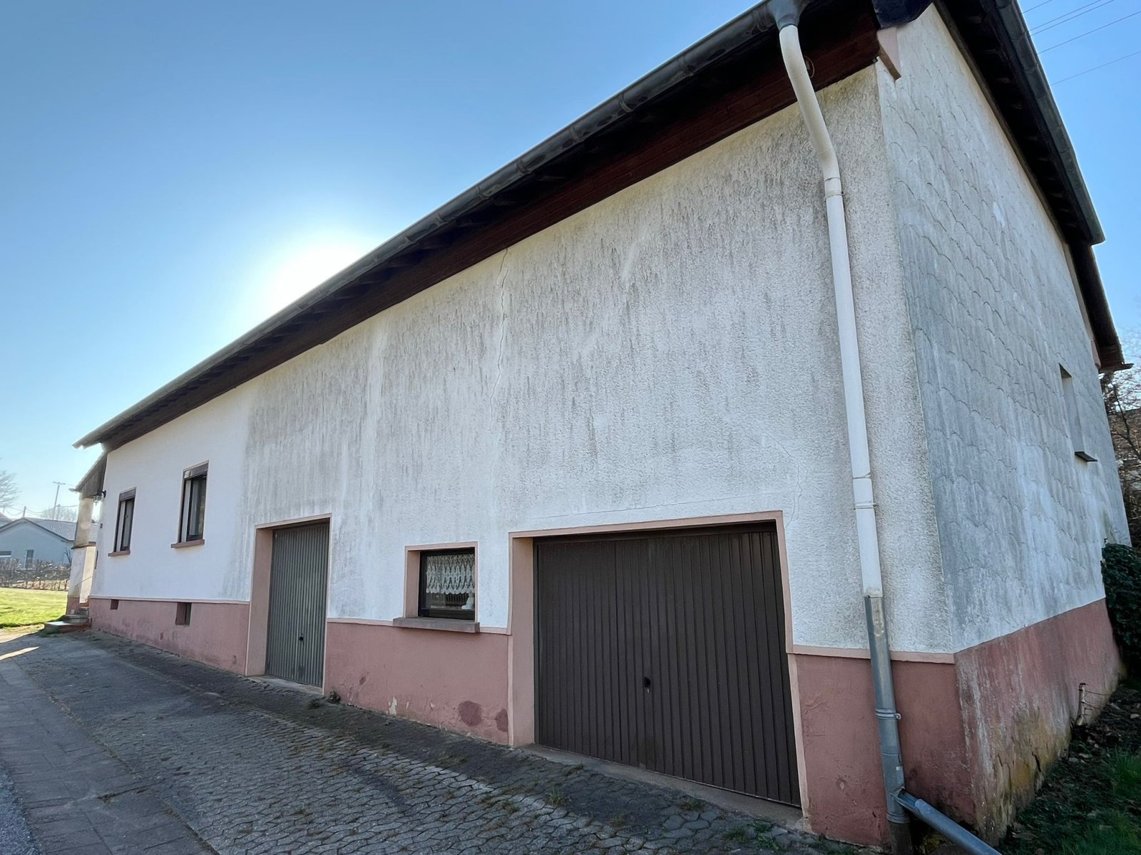 Ausenansicht mit Garagen