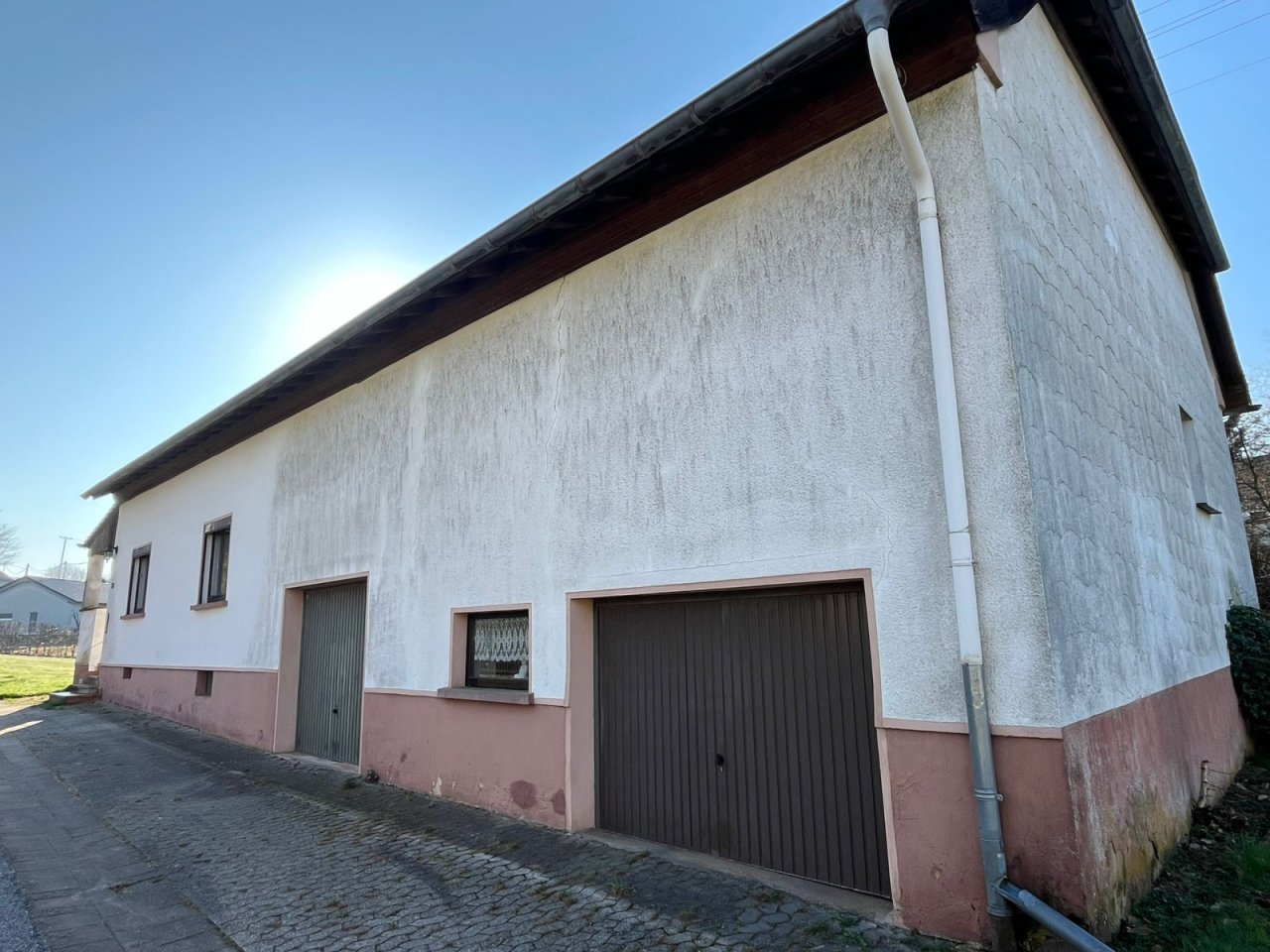 Ausenansicht mit Garagen