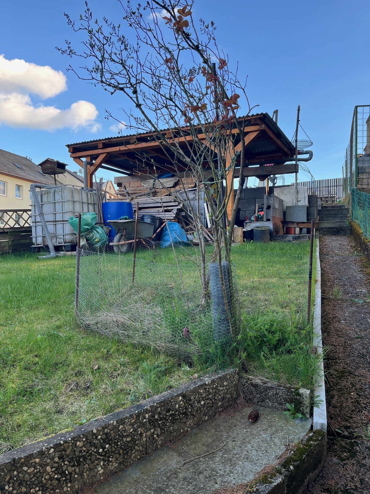 Garten ( ca. 100 m entfernt )