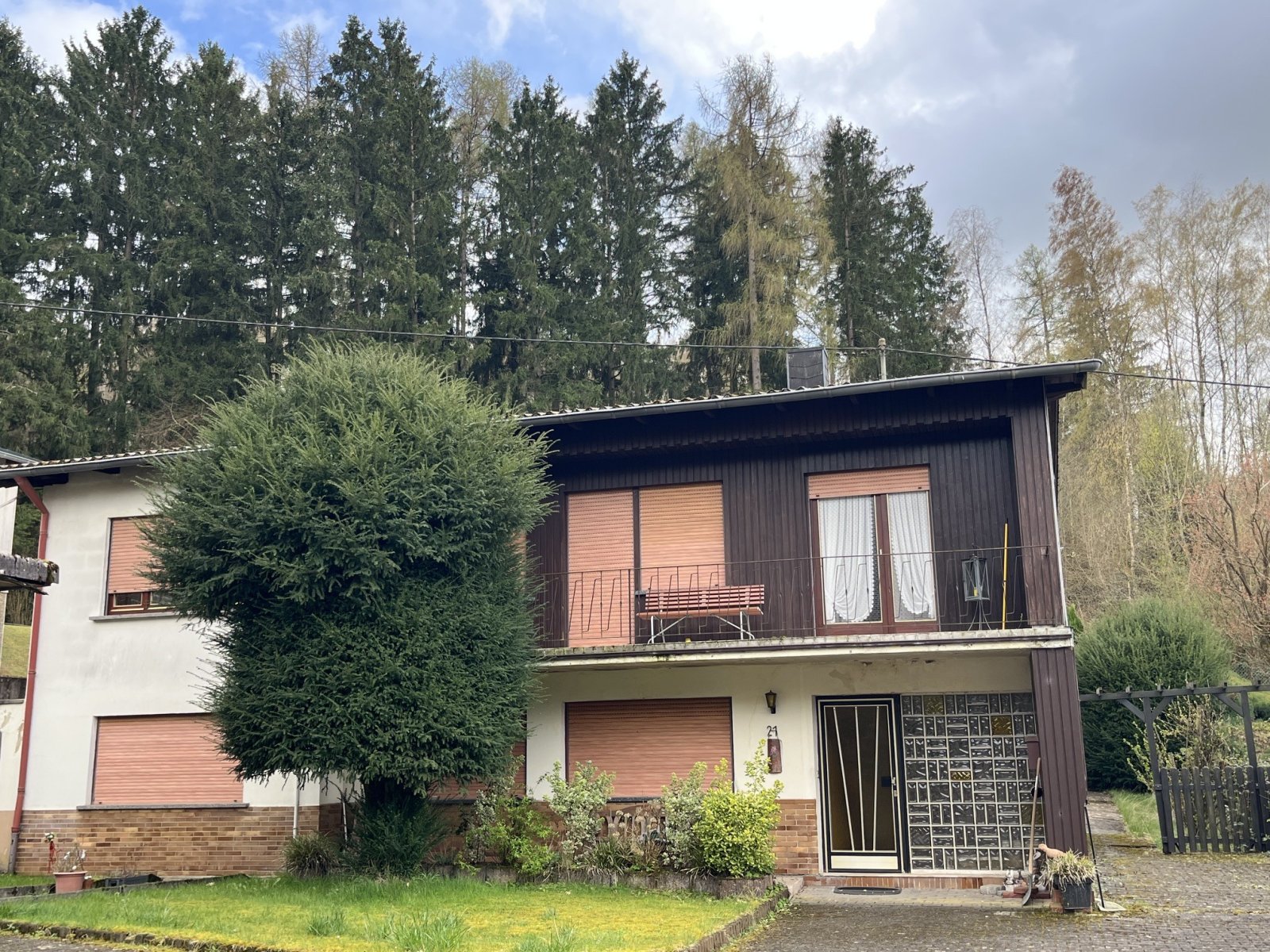 ASCHBACH : Solides HANDWERKERHAUS in WALDRANDNÄHE mit DOPPELGARAGE ! 