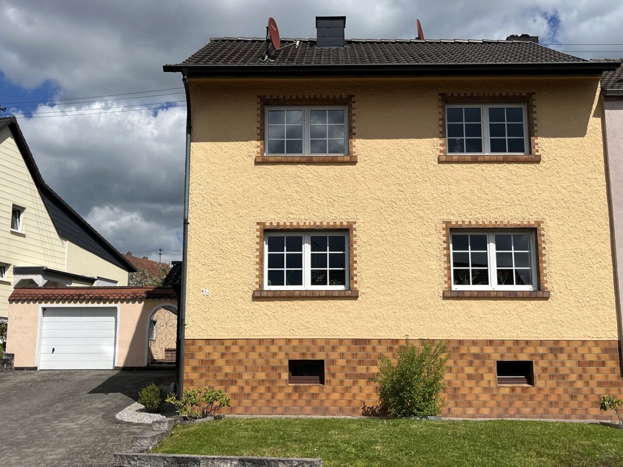 Aussenansicht mit Garage