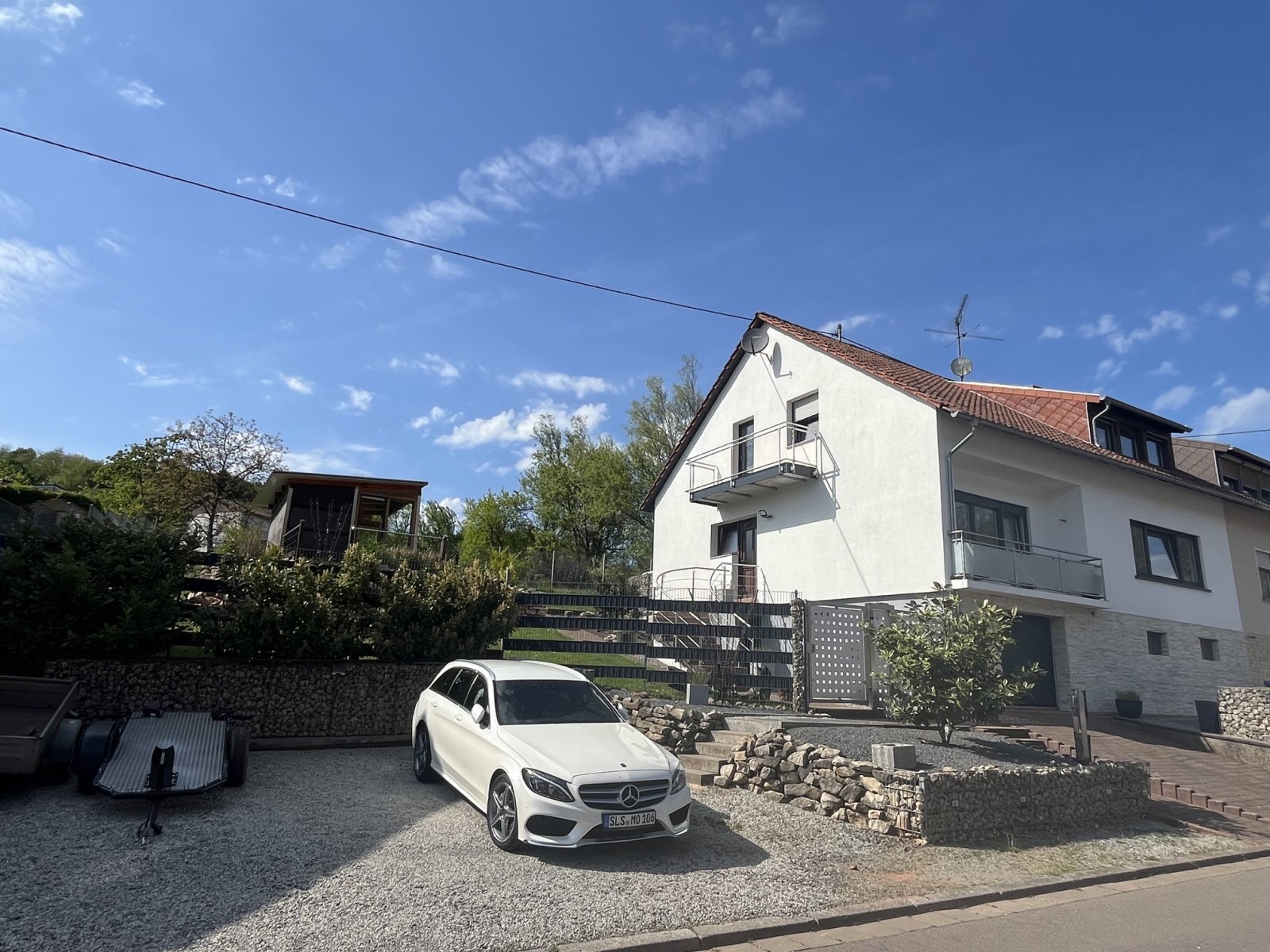 Aussenansicht mit Stellplätzen