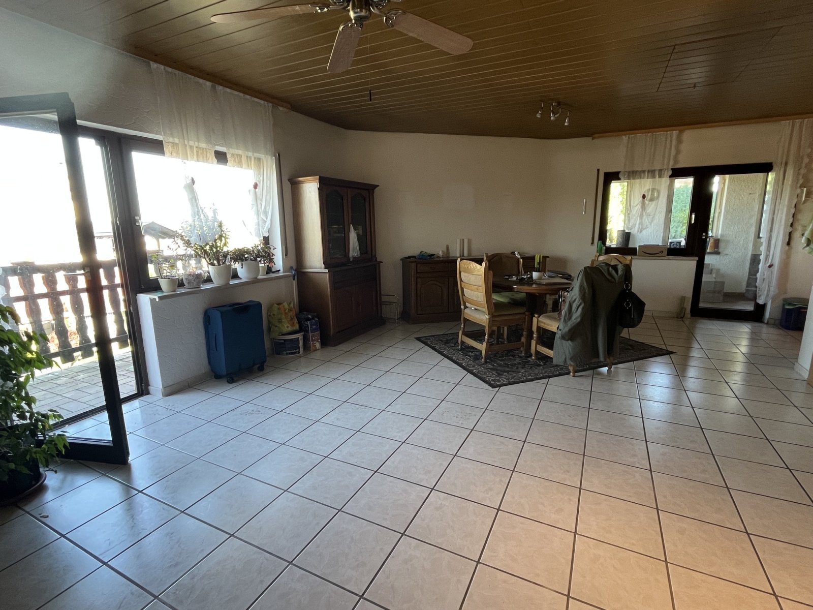 Wohn - Esszimmer mit Balkon