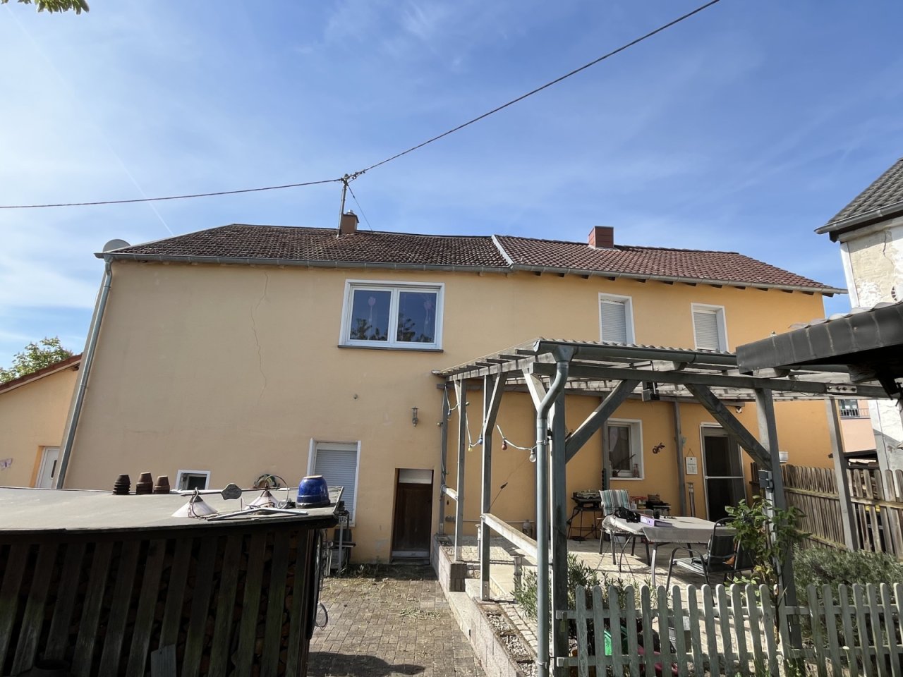 Rückansicht mit Hof und Terrasse