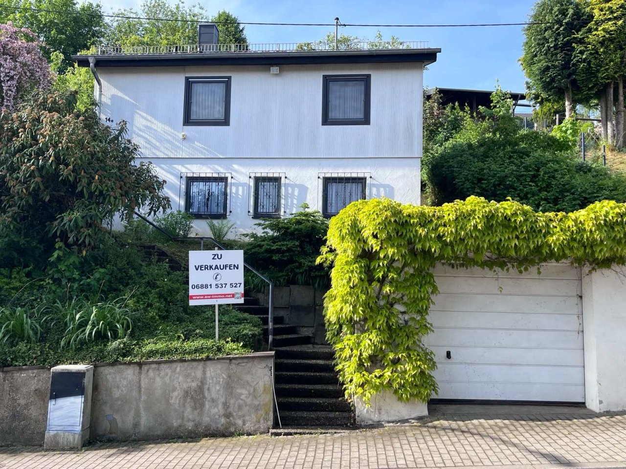 Front mit Garage