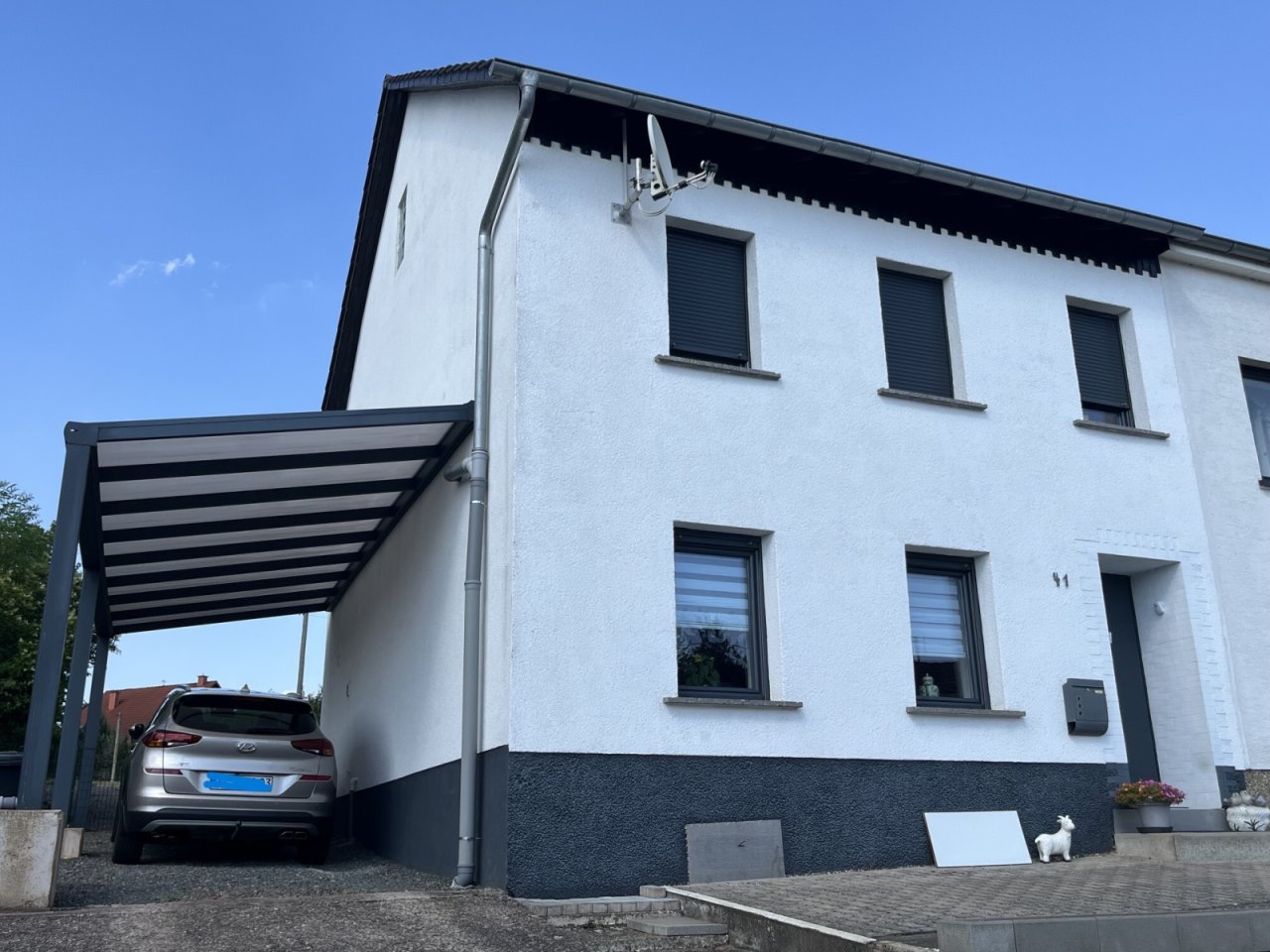 Ansicht mit Carport