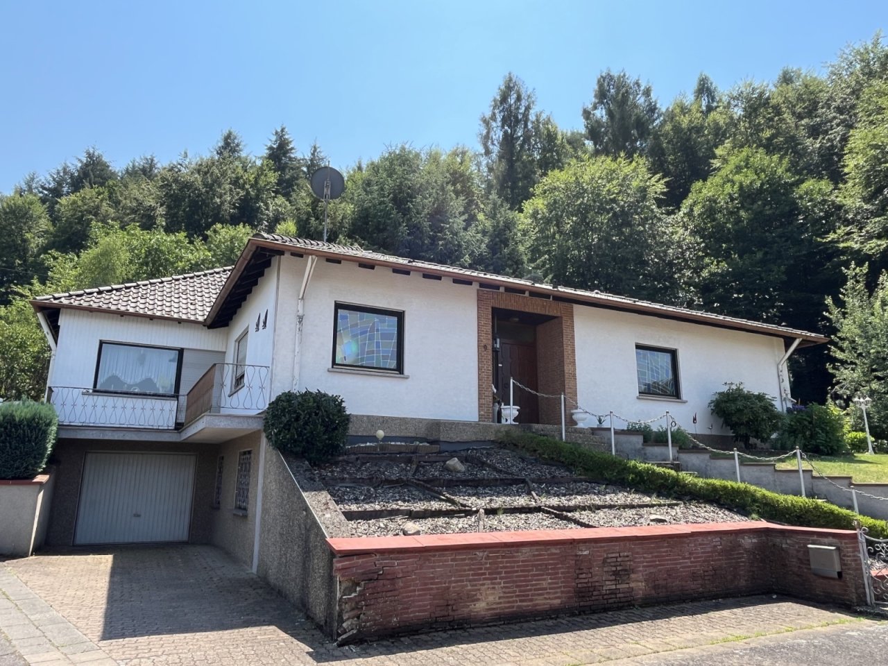 Front mit Garage