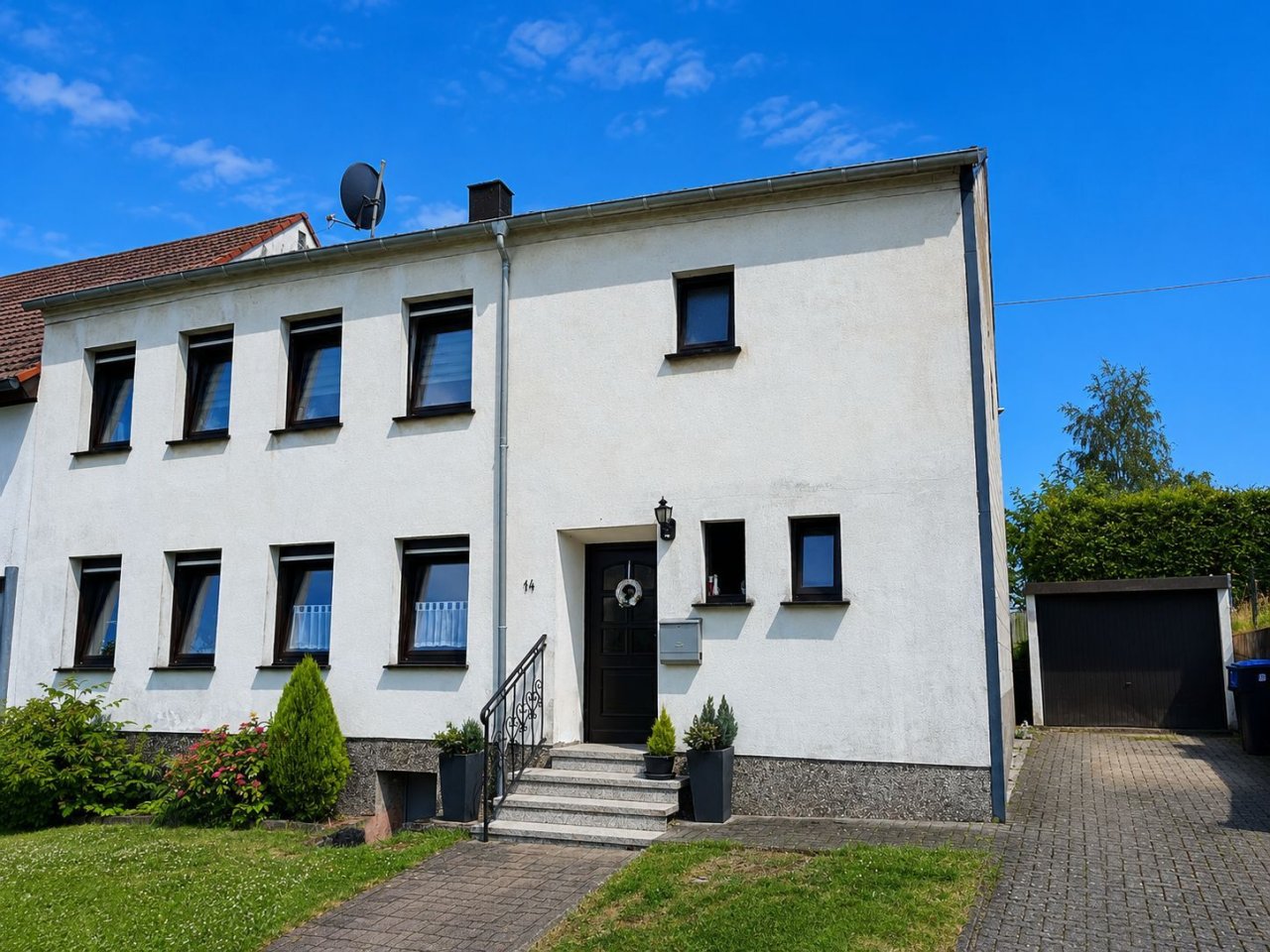 Aussenansicht mit Garage Aussenansicht mit Garage
