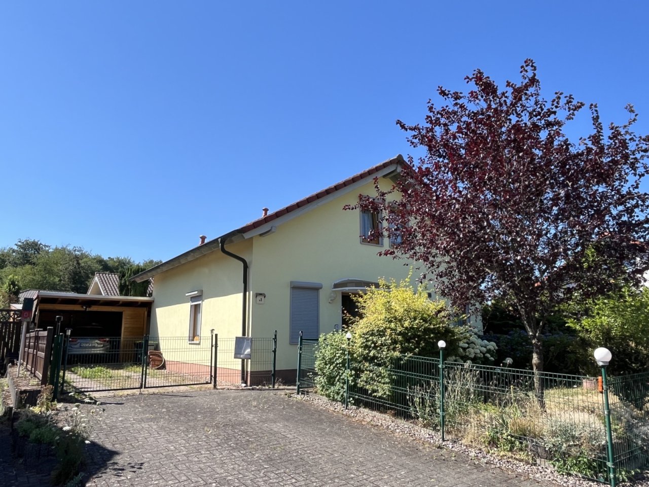 Aussenansicht mit Einfahrt und Carport