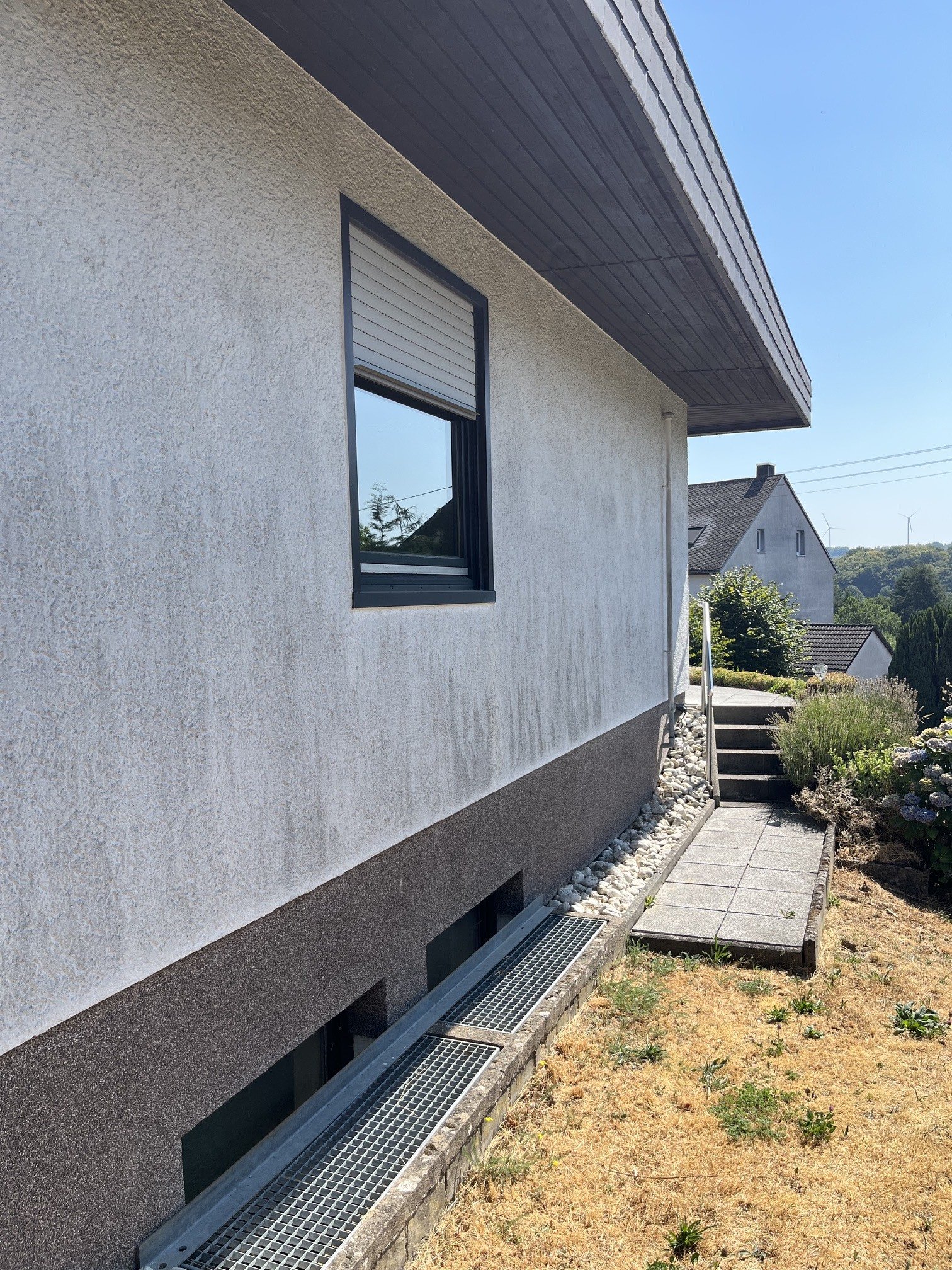 Seitenansicht mit Treppe zur Terrasse vorm Haus Seitenansicht mit Treppe zur Terrasse vorm Haus