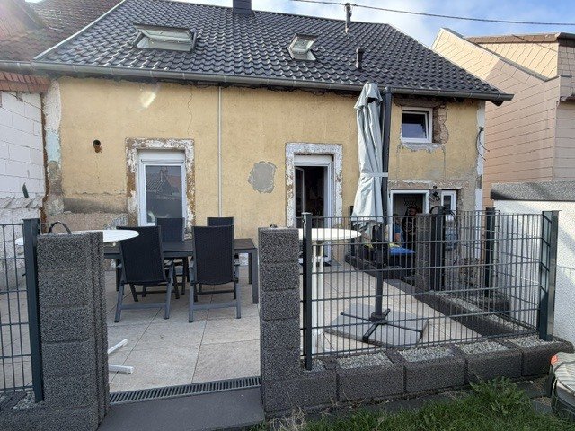 Rückansicht ( Restarbeiten Fassade ) Rückansicht ( Restarbeiten Fassade )