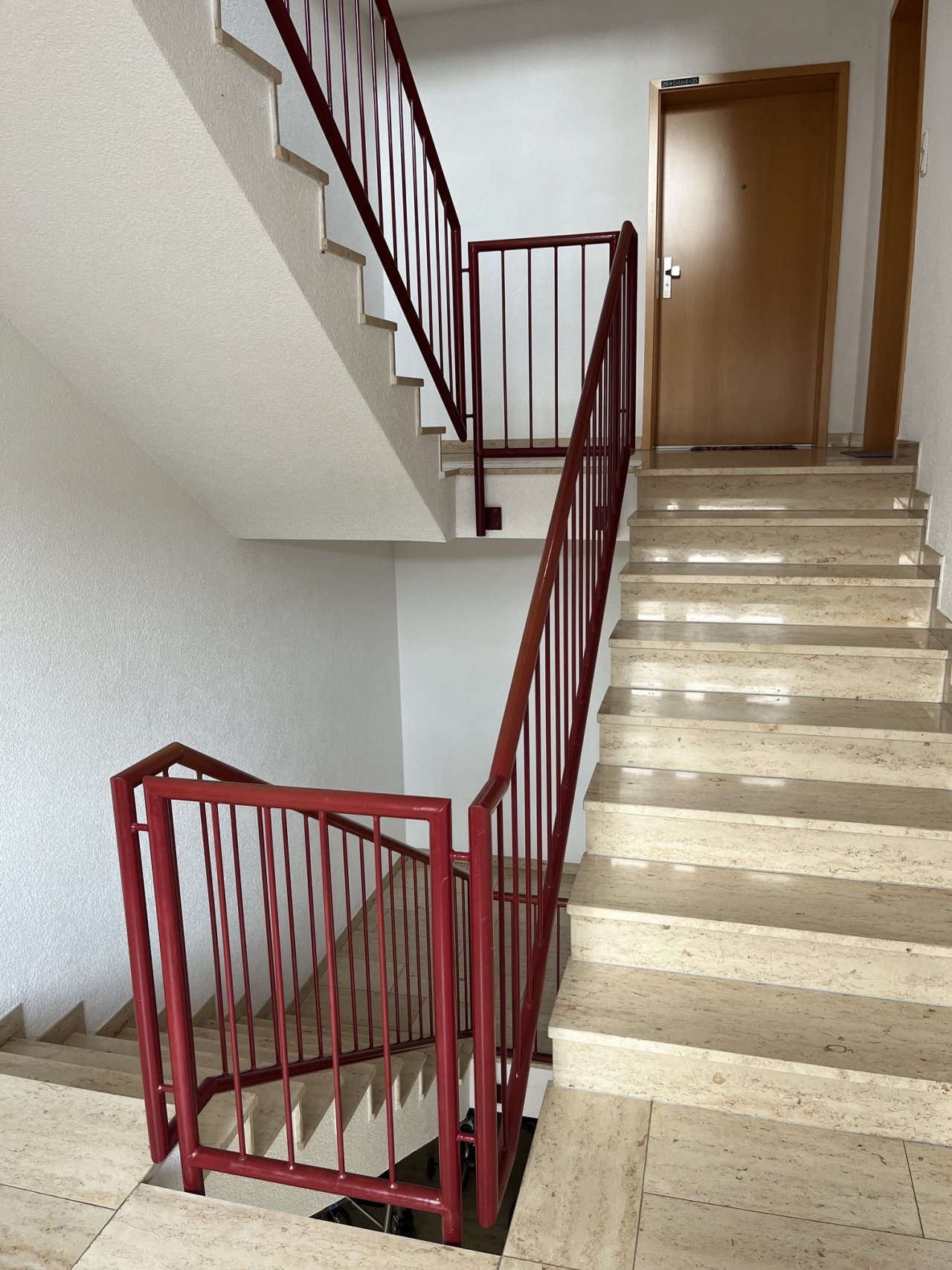 Treppenhaus mit Eingangstür