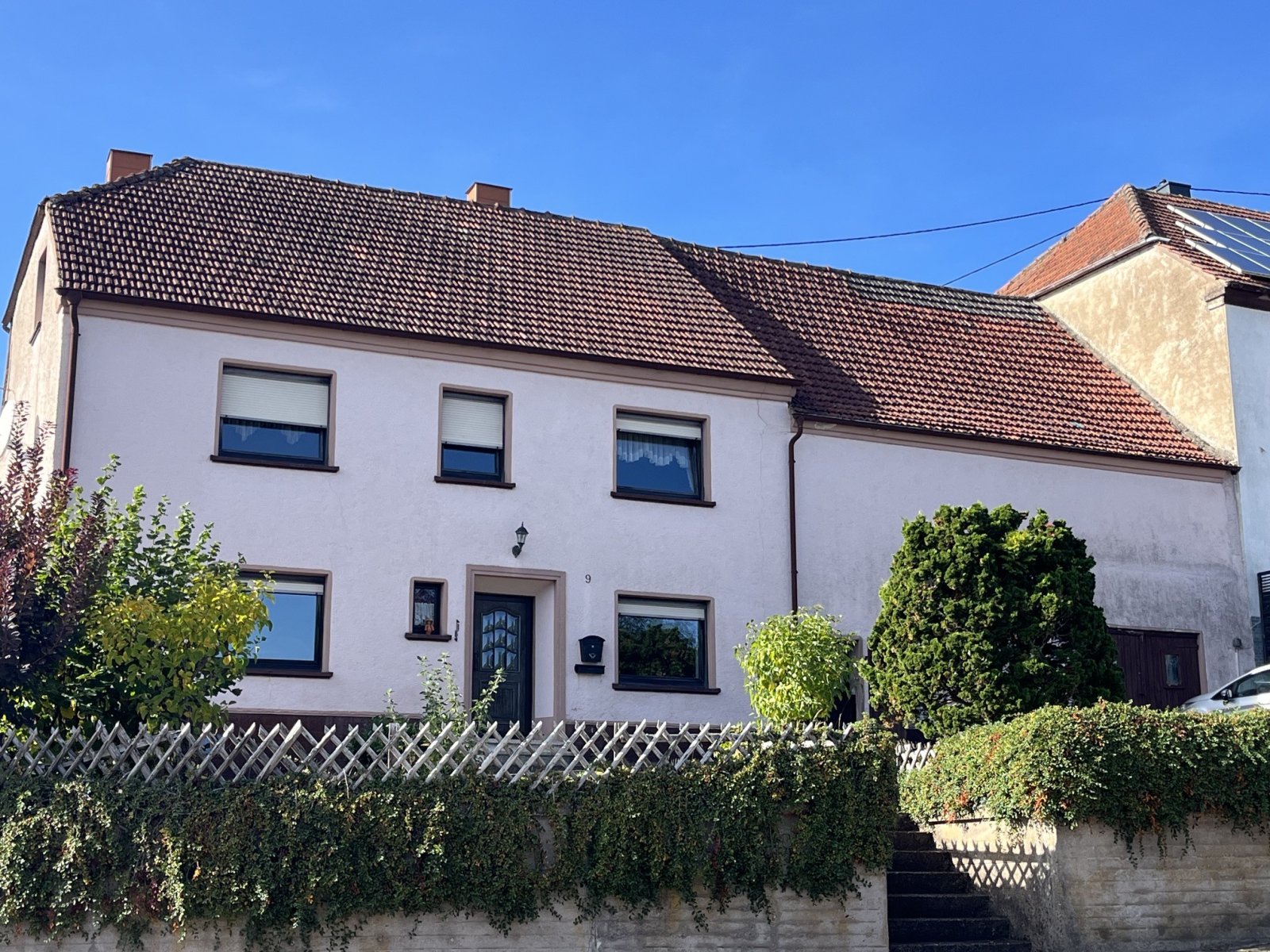 ÜBERROTH : HANDWERKERHAUS mit großzügigem WOHNBEREICH und SCHEUNENTEIL !  