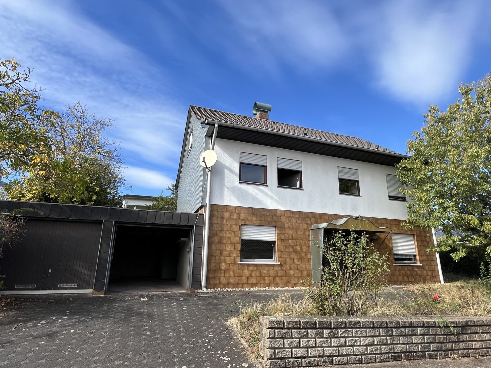 Front mit Garage Front mit Garage