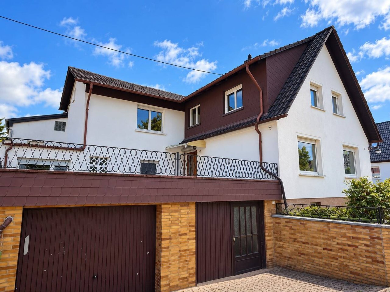 Seitenansicht mit Garage